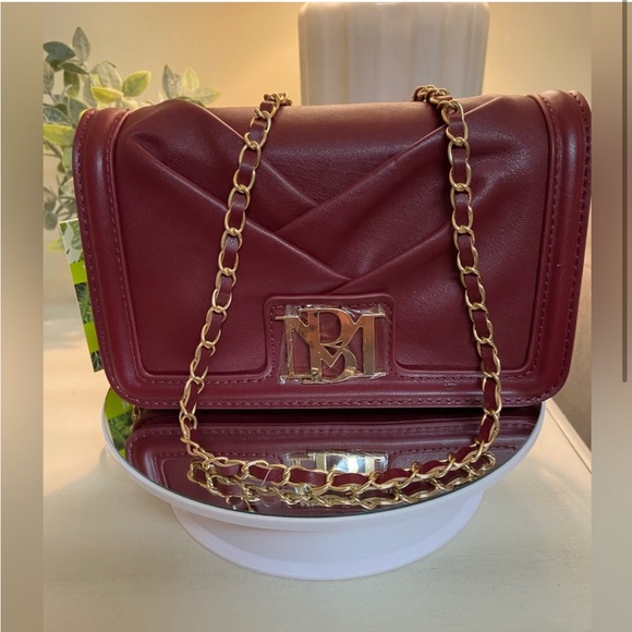Badgley Mischka Handbags - NWT Badgley Mischka crossbody baguette bag wine gold chain strap vegan leather